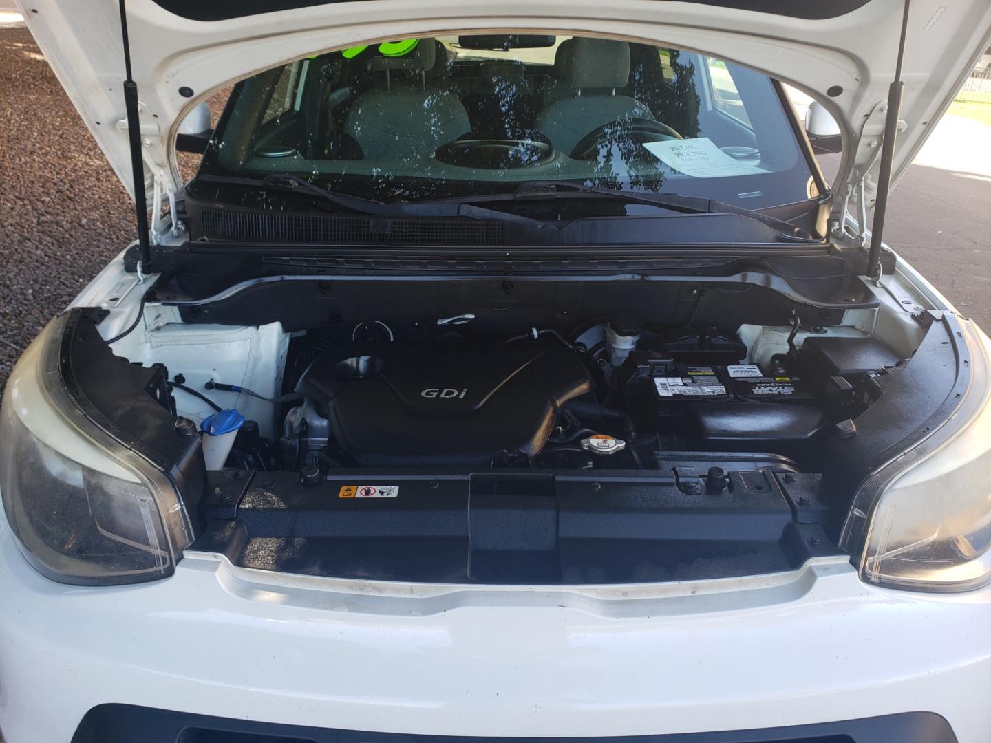 2015 WHITE /gray and black Kia Soul base (KNDJN2A27F7) with an 1.6L L4 DOHC 16V engine, 5-Speed Automatic transmission, located at 323 E Dunlap Ave., Phoenix, AZ, 85020, (602) 331-9000, 33.567677, -112.069000 - Photo#18